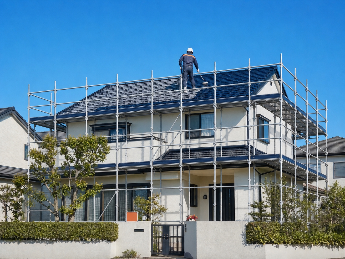 足場を組んだ屋根の上で作業する様子(AI生成イメージ)