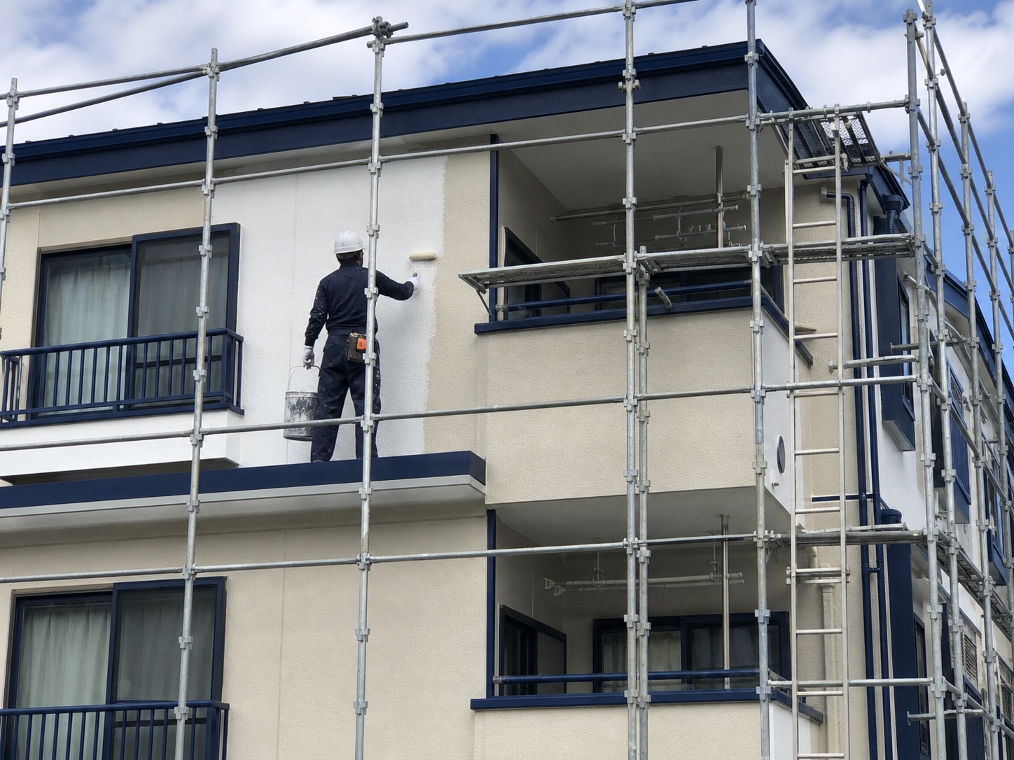 足場を組んだアパート外壁の塗装サンプルイメージ