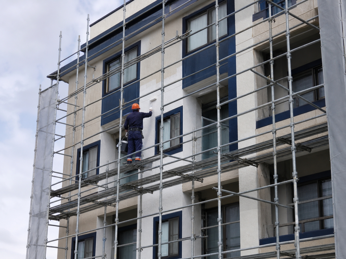 足場を組んだマンション外壁の塗装サンプルイメージ